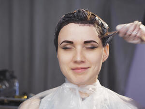 الكثير من الفتيات تندفع نحو صبغ الشعر والحصول على طلة جديدة (shutterstock.com)