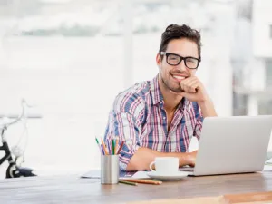 انقلوا القميص المخطط من طابعه الكلاسيكي إلى الطابع الكاجوال (shutterstock.com)
