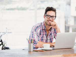 انقلوا القميص المخطط من طابعه الكلاسيكي إلى الطابع الكاجوال (shutterstock.com)
