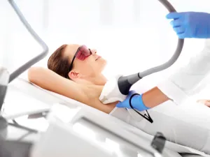 بالنسبة للعروس تجب استشارة مختص الليزر قبل الزفاف بحد أقصى 6 أشهر (shutterstock.com)
