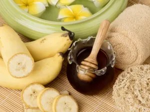 الموز والعسل يخلصان الدم من السموم المتراكمة.  (shutterstock.com)
