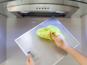 بعد اتمام غسل الشفاط والتأكد من تخلصه تماما من الدهون قومي بتجفيفه (shutterstock.com)
