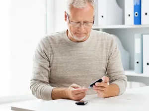 يتوجب على مريض السكري أن يزور الطبيب بشكل دوري (shutterstock.com)
