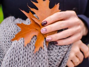 تسيطر الألوان الدافئة على صيحات المانيكير في خريف 2018  (shutterstock.com)