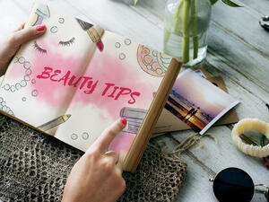 في المساء، وقبل الخلود إلى النوم، اغسلي شعرك ولطّفيه كالمعتاد (shutterstock.com)
