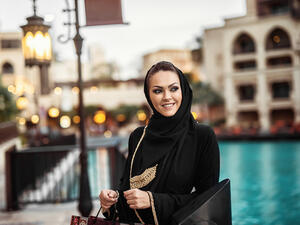 هذا الموسم لفتت العلامات التجارية الانظار بتقديم تصاميم عبايات سوداء أنيقة (shutterstock.com)
