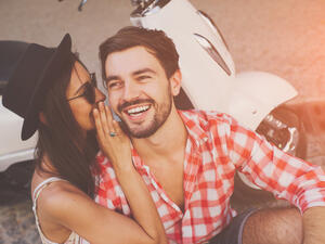 يمتلك الرجل نقاط ضعف خاصة به يتعمد إخفائها عن نصفه الآخر حتى لا يستغلها (shutterstock.com)
 يمتلك الرجل نقاط ضعف خاصة به يتعمد إخفائها عن نصفه الآخر حتى لا يستغلها (shutterstock.com)