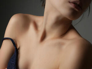 يُمكن استخدام بعض العلاجات الطبيعية للتعامل مع مشكلة الرقبة الداكنة (shutterstock.com)
