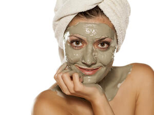 أقنعة طين “البحر الميت” لتحسين المظهر العام للجلد في الوجه