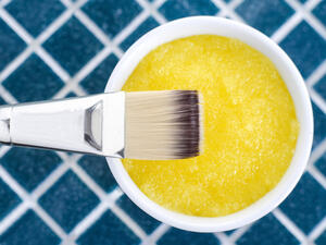 قناع الليمون مع السكر والماء (shutterstock.com)
