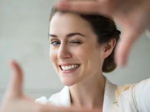 الابتسامة الطبيعية التي يتم فتح الفم فيها توحي بالدفء والمشاعر الصادقة (shutterstock.com)

