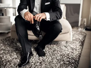 يجب اختبار الحذاء وفقاً لأسلوب البدلة التي سيرتديها العريس هل هي عصرية أم كلاسيكية.  (shutterstock.com)
