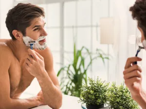 تجنب حلق الذقن على بشرة جافة، دون استخدام الكريم (shutterstock.com)
