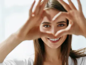 زيارة اختصاصي العيون مرة في السنة على الأقل (shutterstock.com)
