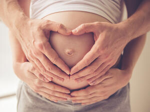 في الحمل تقل الرغبة الجنسية بسبب أعراض الحمل من القئ والغثيان (shutterstock.com)
