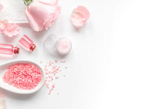 حتوي زيت الورد على فيتامينات ومعادن تساعد في العناية بصحة البشرة بمختلف أنواعها (shutterstock.com)
