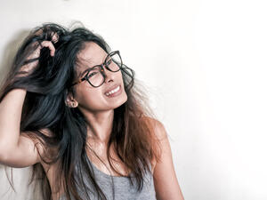 الصدفية تسبب ظهور قشرة فضية اللون على فروة الرأس