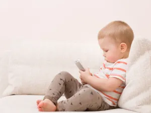 أصبح الأطفال يحملون هاتف المحمول منذ سنوات الطفولة الأولى