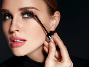 احرصي على اختيار قلم العيون بحيث يكون طريًا ولينًا على العين