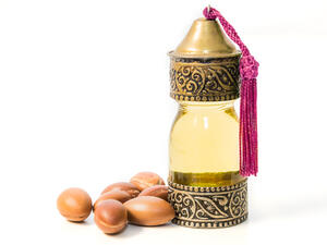 يُنتج زيت الأرغان المغربي (Argan Oil) من حبوب شجرة الأرغان (shutterstock.com)
