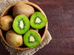 تحتوي الكيوي على 57 سعرة حرارية لكل 100 غرام (shutterstock.com)
