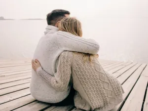 سلوكيات اللمس كالمعانقة وعقد الأيدي تشير إلى المودة. (shutterstock.com)
