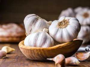 استعمالات للثوم هو إضافته للأطعمة المختلفة لإكسابها نكهة حريفة 