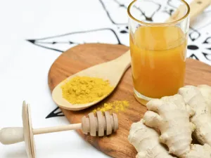 يساعد الكركم والزنجبيل المشروب السحري لخسارة الوزن (shutterstock.com)
