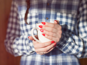دلكي أظافرك بالليمون وضعي شوية فازلين ودعيه عشر دقائق ومن ثم أغسليه  (shutterstock.com)
