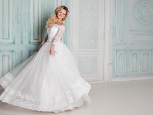 تعود موضة أكمام "التل " الطويل وبقوة تعود موضة أكمام "التل " الطويل وبقوة