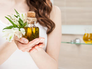 يحتوي زيت الزيتون على العديد من الفوائد الصحية والعلاجية والتجميلية