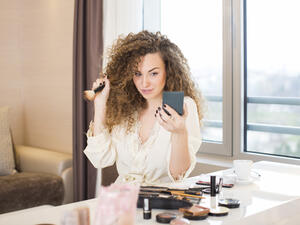 للحصول على حاجبين متناسقين قومي بملء الفراغات (.shutterstock.com)