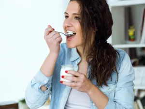 بالرغم من القيمة الغذائية للزبادي إلا أنها لا تحرق الدهون (shutterstock.com)
