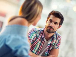 من المستحيل وصف ما الذي يجعل وجه المرأة يبدو جميلاً قبل التقبيل  (shutterstock.com)
