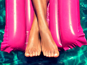 من الممكن اختيار مستحضر برونزي للوجه والجسم على السواء (shutterstock.com)
