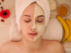 إذا كان لديك بشرة حساسة، يمكنك أن تهرسي القليل من الموز (shutterstock.com)
