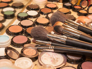 الماسكرا جزء لا يتجزأ من مكياج العيون العسلية  (shutterstock.com)
