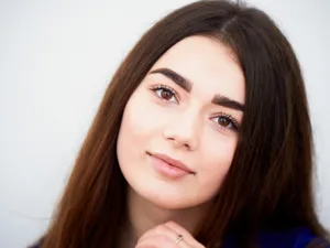 هل تعلمين أن التوتر يؤثر سلبًا على شعر الحواجب (shutterstock.com)
