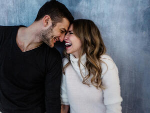 إذا وجدت أن زوجكِ يخبركِ دائمًا انه يحبكِ فاعلمي ان زوجك يحبكِ