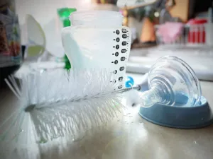 سبب اهتمامنا بالقارورات هو أن الجهاز المناعي لحديثي الولادة يكون ضعيفاً جداً (shutterstock.com)

