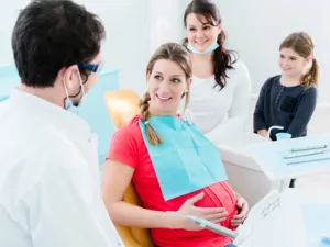  38٪ من السيدات الحوامل يعانين من نزيف في اللثة (shutterstock.com)
