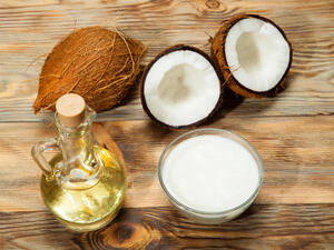 لترطيب البشرة طبقي زيت جوز الهند عليها للتخلّص من المشاكل الجلدية كلها