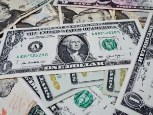 Baghdad's latest action is likely to squeeze foreign workers in Kurdistan, whose pay and remittances are usually given in dollars (Shutterstock/File Photo)
