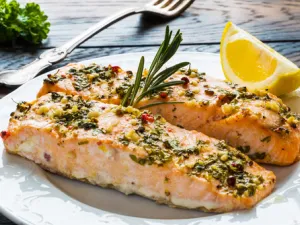 من المفيد للأطفال تناول السلمون لزيادة التركيز ونشاط الدماغ (shutterstock.com)

