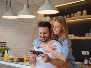 شاركي زوجك اهتماماته (shutterstock.com)
