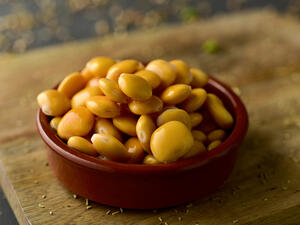 يساعد على ترطيب البشرة وحمايتها من آثار أشعة الشمس (shutterstock.com)