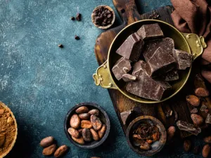 تحتوي الشوكولا الداكنة على الثيوبرومين تساعد في علاج السعال (shutterstock.com)