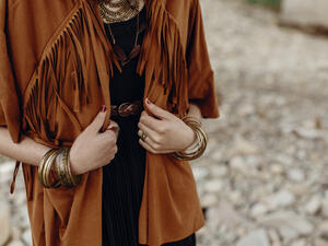 الجاكت الجلدي ذا الأهداب يزهو بصفة خاصة بلون الكونياك  (shutterstock.com)
