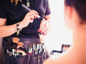 تتمتع الميك أب أرتيست بشخصية ودودة وهادية وقادرة على الإقناع (shutterstock.com)
