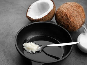 زيت جوز الهند يحتوي علي أحماض دهنية وحمض اللوريك 